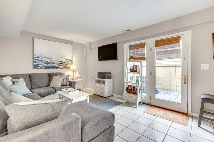 Salle de séjour élégante avec mobilier moderne dans un appartement à Building Ocean Boulevard - suite-capacity - 1506651 à Seaside Heights, Seaside Heights Salle de séjour élégante avec mobilier moderne dans un appartement à Building Ocean Boulevard - suite-capacity - 1506651 à Seaside Heights, Seaside Heights