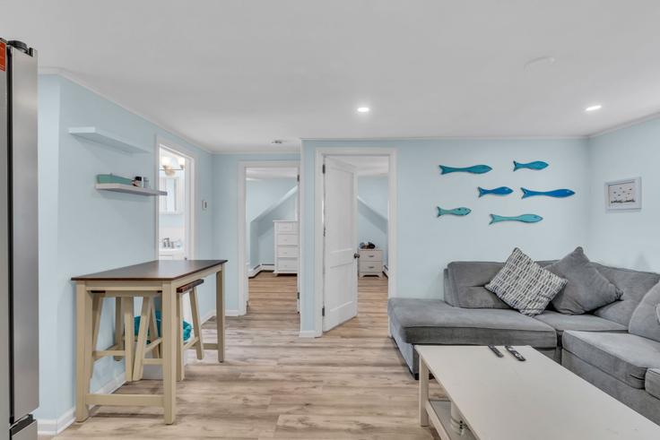 Sala de estar elegantemente projetada com móveis modernos em um apartamento no Building Dupont Avenue - suite-capacity - 1541927 em Seaside Heights, Seaside Heights Sala de estar elegantemente projetada com móveis modernos em um apartamento no Building Dupont Avenue - suite-capacity - 1541927 em Seaside Heights, Seaside Heights