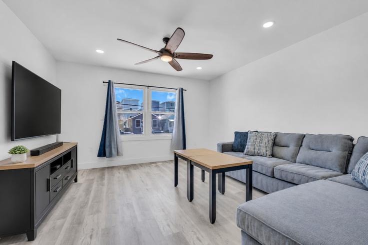 Elegante sala de estar con mobiliario moderno en un apartamento en Building Sheridan Avenue - suite-capacity - 1580273 en Seaside Heights, Seaside Heights Elegante sala de estar con mobiliario moderno en un apartamento en Building Sheridan Avenue - suite-capacity - 1580273 en Seaside Heights, Seaside Heights