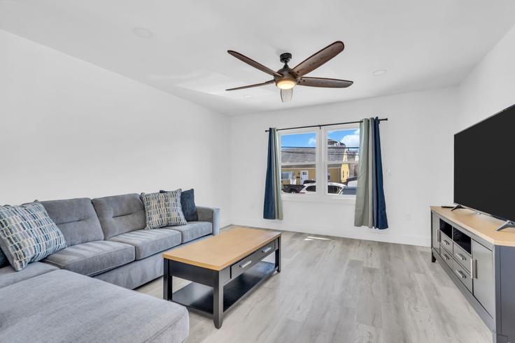 Elegante sala de estar con mobiliario moderno en un apartamento en Building Sheridan Avenue - suite-capacity - 1580274 en Seaside Heights, Seaside Heights Elegante sala de estar con mobiliario moderno en un apartamento en Building Sheridan Avenue - suite-capacity - 1580274 en Seaside Heights, Seaside Heights