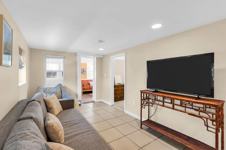 Sala de estar elegantemente projetada com móveis modernos em um apartamento no Building Carteret Avenue - suite-capacity - 1628107 em Seaside Heights, Seaside Heights Sala de estar elegantemente projetada com móveis modernos em um apartamento no Building Carteret Avenue - suite-capacity - 1628107 em Seaside Heights, Seaside Heights