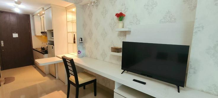 Elegante sala de estar con mobiliario moderno en un apartamento en Building Cove Hillcrest - suite-spot - 1353797 en Kelapa Dua, Tangerang Regency