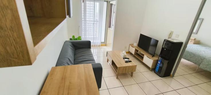 Elegante sala de estar con mobiliario moderno en un apartamento en Building Jalan KH.Musa - suite-spot - 1069229 en Kelapa Dua, Tangerang Regency