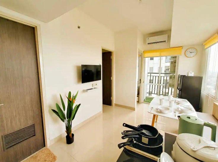 Sala de estar elegantemente projetada com móveis modernos em um apartamento no Building Indonesia - suite-spot - 1322506 em Cisauk, Tangerang Regency Sala de estar elegantemente projetada com móveis modernos em um apartamento no Building Indonesia - suite-spot - 1322506 em Cisauk, Tangerang Regency