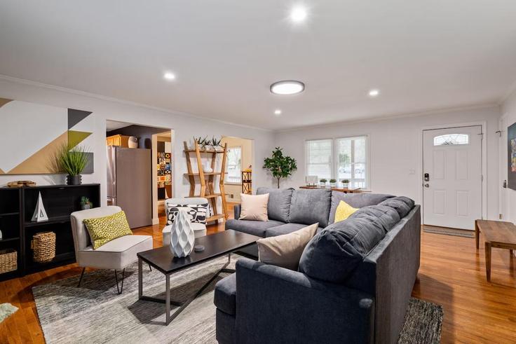 Woodstock, Woodstock 소재 Building Christie Court - suite-stays-atlanta - 1234831 - ATL 유닛에 마련된, 현대적인 가구로 꾸며진 우아한 디자인의 거실