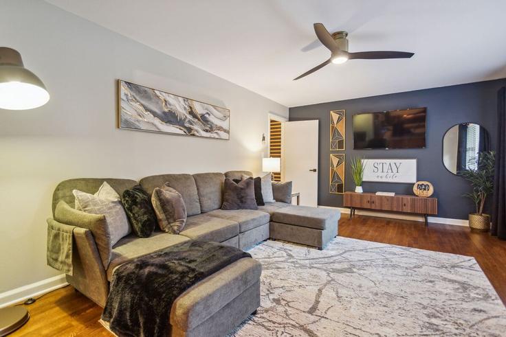 Salle de séjour élégante avec mobilier moderne dans un appartement à Building Terrace Drive - suite-stays-atlanta - 1234811 - ATL à Smyrna, Smyrna Salle de séjour élégante avec mobilier moderne dans un appartement à Building Terrace Drive - suite-stays-atlanta - 1234811 - ATL à Smyrna, Smyrna