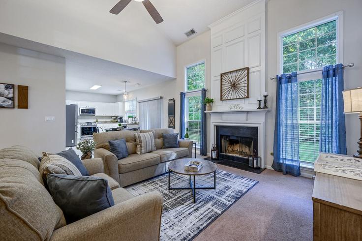 Woodstock, Woodstock 소재 Building Mullein Trace - suite-stays-atlanta - 1234822 - ATL 유닛에 마련된, 현대적인 가구로 꾸며진 우아한 디자인의 거실