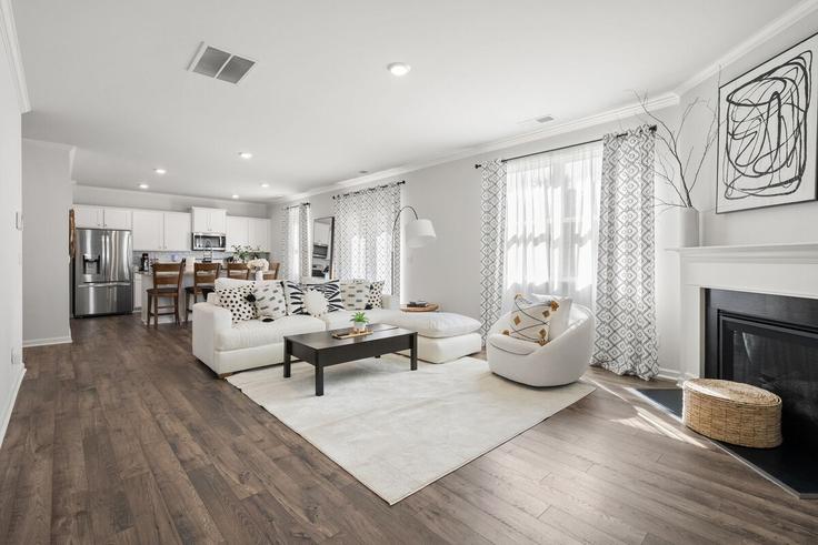 Douglasville, Douglasville에 위치한 Building Ellenton Drive - suite-stays-atlanta - 1620609 유닛의 세련된 인테리어가 돋보이는 거실 Douglasville, Douglasville에 위치한 Building Ellenton Drive - suite-stays-atlanta - 1620609 유닛의 세련된 인테리어가 돋보이는 거실