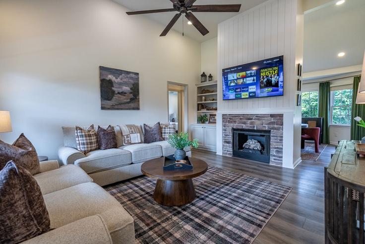 Rydal, Rydal에 위치한 Building Moriah Way - suite-stays-atlanta - 1638642 유닛의 세련된 인테리어가 돋보이는 거실
