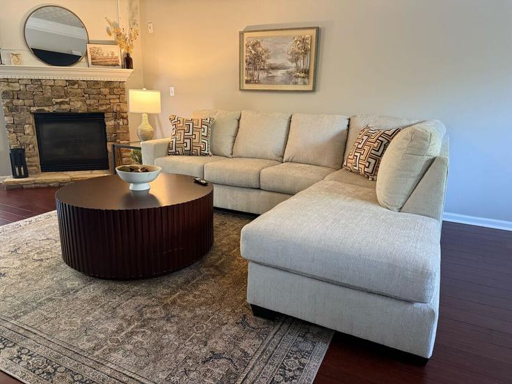 Building Antebellum Place - suite-stays-atlanta - 1234824 - ATL adresindeki bir dairede modern mobilyalarla zarif bir şekilde tasarlanmış oturma odası Woodstock, Woodstock