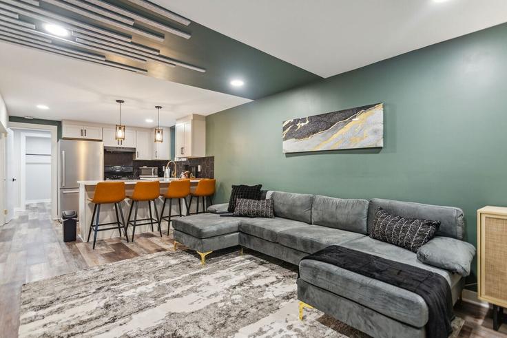 Building Terrace Drive - suite-stays-atlanta - 1234811 - ATL adresindeki bir dairede modern mobilyalarla zarif bir şekilde tasarlanmış oturma odası Smyrna, Smyrna