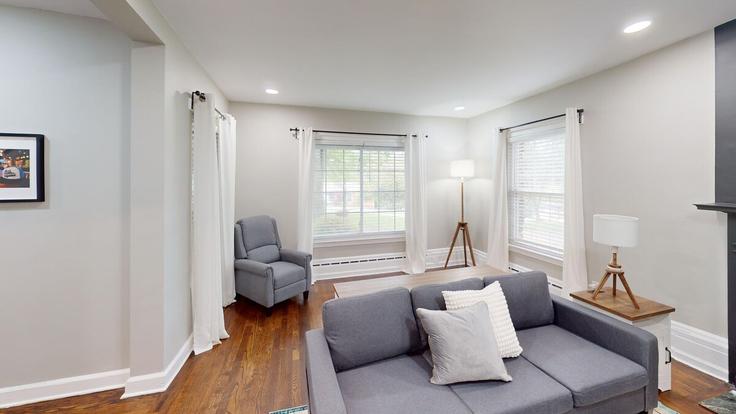 Elegant gestaltetes Wohnzimmer mit moderner Einrichtung in einer Wohnung im Building Fayetteville Road Southeast - suite-stays-atlanta - 1234834 - ATL in Atlanta, Atlanta