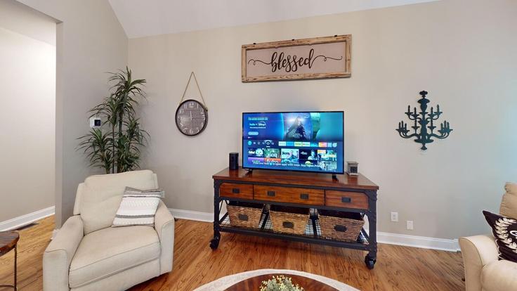 Elegante sala de estar con mobiliario moderno en un apartamento en Building Hobson Court Southwest - suite-stays-atlanta - 1234839 - ATL en Marietta, Marietta Elegante sala de estar con mobiliario moderno en un apartamento en Building Hobson Court Southwest - suite-stays-atlanta - 1234839 - ATL en Marietta, Marietta