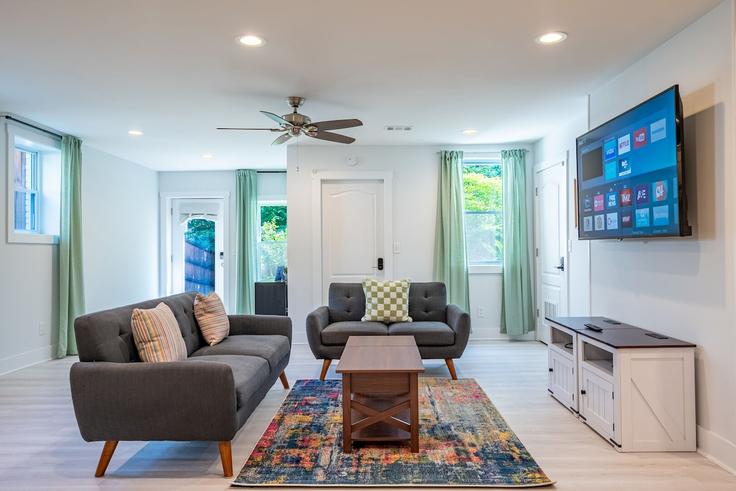 Atlanta, Atlanta에 위치한 Building Caladium Drive Northeast - suite-stays-atlanta - 1237420 - ATL 유닛의 세련된 인테리어가 돋보이는 거실 Atlanta, Atlanta에 위치한 Building Caladium Drive Northeast - suite-stays-atlanta - 1237420 - ATL 유닛의 세련된 인테리어가 돋보이는 거실