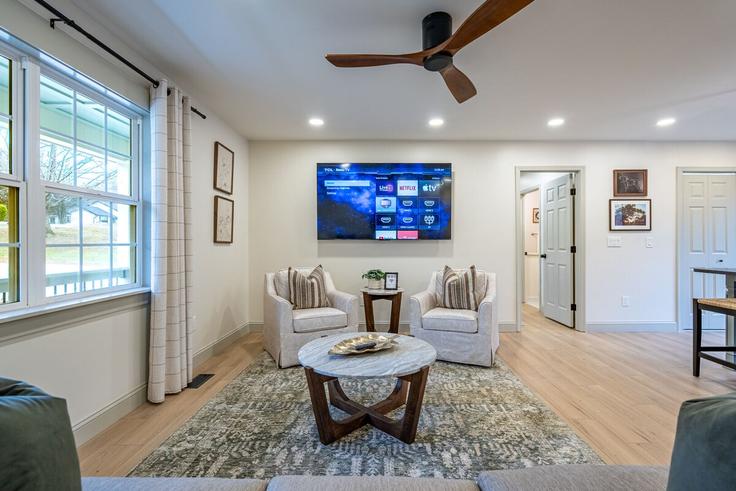 Rydal, Rydal에 위치한 Building Jennifer Lane - suite-stays-atlanta - 1377420 유닛의 세련된 인테리어가 돋보이는 거실