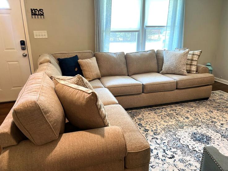 Elegante sala de estar con mobiliario moderno en un apartamento en Building Worley Drive - suite-stays-atlanta - 1234809 - ATL en Marietta, Marietta Elegante sala de estar con mobiliario moderno en un apartamento en Building Worley Drive - suite-stays-atlanta - 1234809 - ATL en Marietta, Marietta