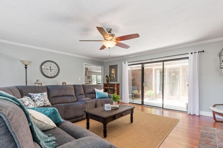 Building Hills Lane Drive Southeast - suite-stays-atlanta - 1234817 - ATL adresindeki bir dairede modern mobilyalarla zarif bir şekilde tasarlanmış oturma odası Smyrna, Smyrna