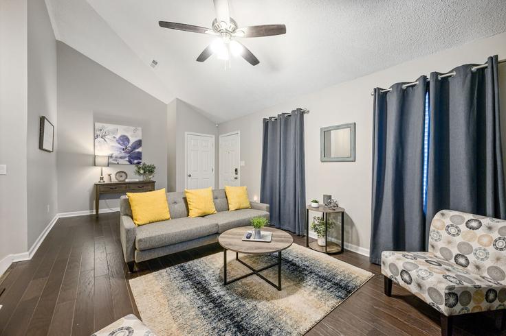 Cartersville CartersvilleのBuilding Harrison Road - suite-stays-atlanta - 1234837 - ATLのアパートメントにある、モダンな家具を備えたエレガントなデザインのリビングルーム Cartersville CartersvilleのBuilding Harrison Road - suite-stays-atlanta - 1234837 - ATLのアパートメントにある、モダンな家具を備えたエレガントなデザインのリビングルーム