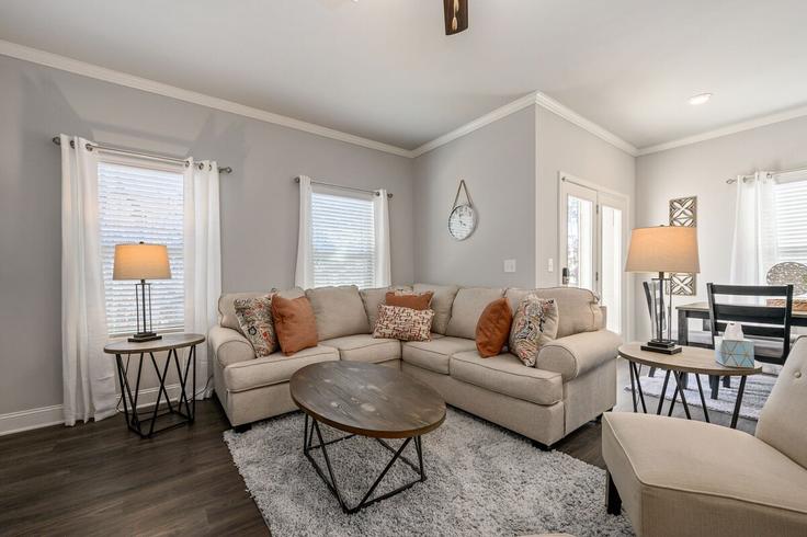 Norcross NorcrossのBuilding Hoot Owl Trail - suite-stays-atlanta - 1234820 - ATLのアパートメントにある、モダンな家具を備えたエレガントなデザインのリビングルーム Norcross NorcrossのBuilding Hoot Owl Trail - suite-stays-atlanta - 1234820 - ATLのアパートメントにある、モダンな家具を備えたエレガントなデザインのリビングルーム