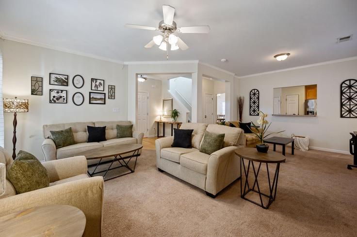 Elegant gestaltetes Wohnzimmer mit moderner Einrichtung in einer Wohnung im Building Liberty Square Drive - suite-stays-atlanta - 1234810 - ATL in Acworth, Acworth Elegant gestaltetes Wohnzimmer mit moderner Einrichtung in einer Wohnung im Building Liberty Square Drive - suite-stays-atlanta - 1234810 - ATL in Acworth, Acworth