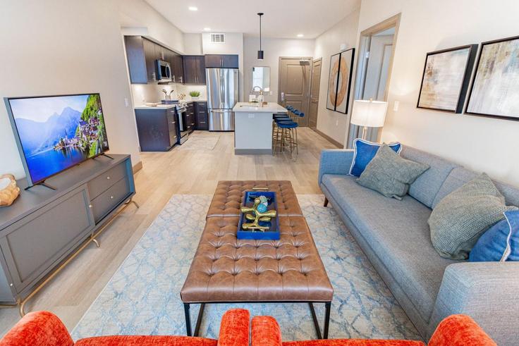 Salle de séjour élégante avec mobilier moderne dans un appartement à Building Bayswater Avenue - suiteamerica - 1378258 à Burlingame, Burlingame