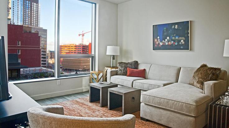 Sala de estar elegantemente projetada com móveis modernos em um apartamento no Building 9th Avenue - suiteamerica - 1504811 em Seattle, Seattle