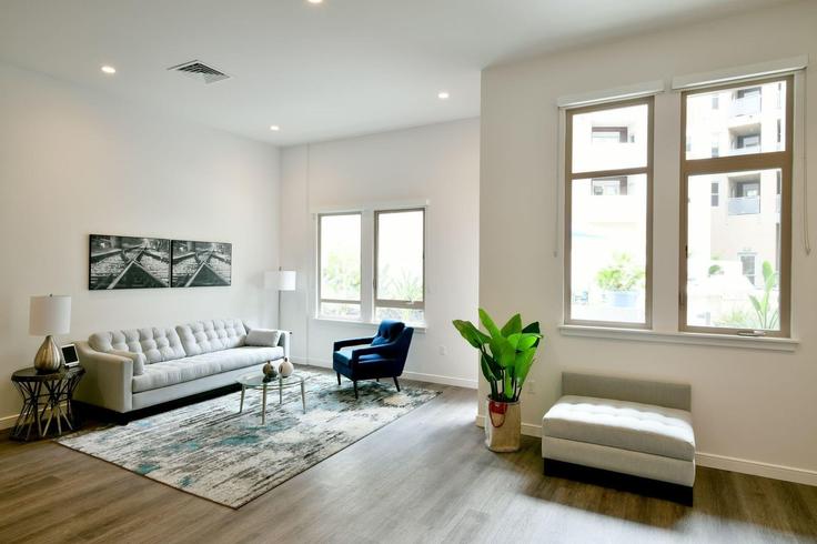 Building Vallco Parkway - suiteamerica - 1280607 - SFO adresindeki bir dairede modern mobilyalarla zarif bir şekilde tasarlanmış oturma odası Cupertino, Cupertino