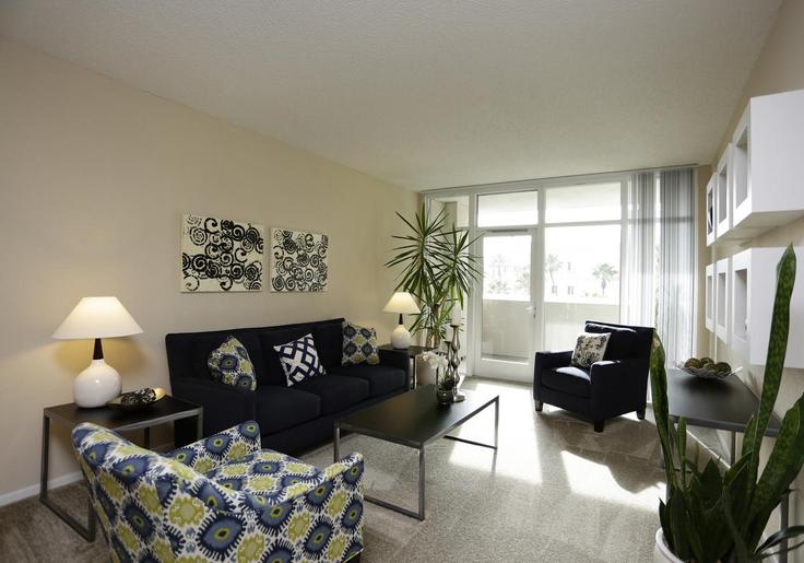 Sala de estar elegantemente projetada com móveis modernos em um apartamento no Building Costa Verde Boulevard - suiteamerica - 1280678 - SAN em San Diego, San Diego Sala de estar elegantemente projetada com móveis modernos em um apartamento no Building Costa Verde Boulevard - suiteamerica - 1280678 - SAN em San Diego, San Diego