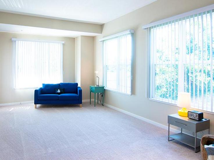 Building West Homestead Road - suiteamerica - 1506185 adresindeki bir dairede modern mobilyalarla zarif bir şekilde tasarlanmış oturma odası Cupertino, Cupertino