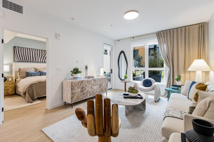 Sala de estar elegantemente projetada com móveis modernos em um apartamento no Building West Middlefield Road - suiteamerica - 1273378 - SFO em Mountain View, Mountain View