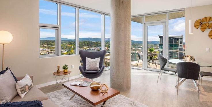 Bellevue BellevueのBuilding Northeast 11th Street - suiteamerica - 1280462 - SEAのアパートメントにある、モダンな家具を備えたエレガントなデザインのリビングルーム