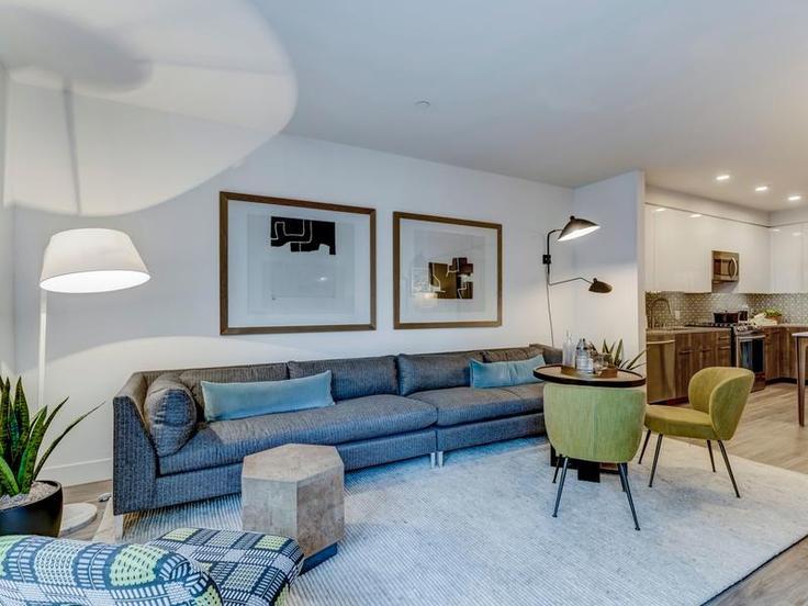 Sala de estar elegantemente projetada com móveis modernos em um apartamento no Building El Camino Real - suiteamerica - 1506166 em Los Altos, Los Altos Sala de estar elegantemente projetada com móveis modernos em um apartamento no Building El Camino Real - suiteamerica - 1506166 em Los Altos, Los Altos