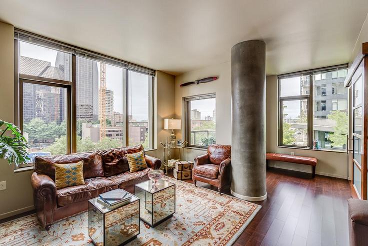 Salle de séjour élégante avec mobilier moderne dans un appartement à Building 6th Avenue - suiteamerica - 1506173 à Seattle, Seattle