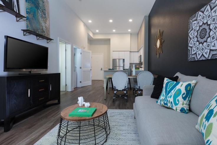 Elegant gestaltetes Wohnzimmer mit moderner Einrichtung in einer Wohnung im Building Artist Walk Common - suiteamerica - 1506172 in Fremont, Fremont