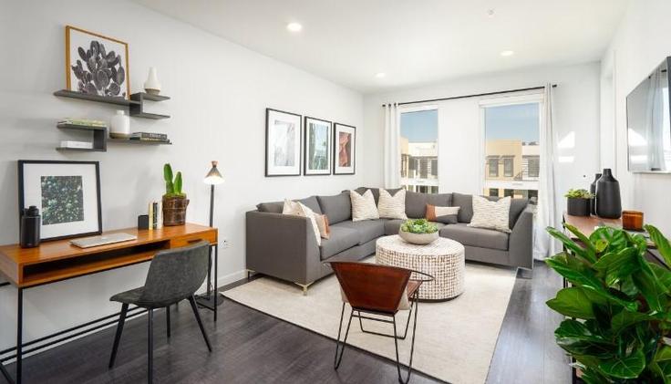 Sala de estar elegantemente projetada com móveis modernos em um apartamento no Building Collins Court - suiteamerica - 1280619 - SFO em Mountain View, Mountain View