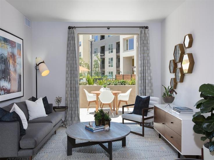 Building Baze Road - suiteamerica - 1280473 - SFO adresindeki bir dairede modern mobilyalarla zarif bir şekilde tasarlanmış oturma odası San Mateo, San Mateo Building Baze Road - suiteamerica - 1280473 - SFO adresindeki bir dairede modern mobilyalarla zarif bir şekilde tasarlanmış oturma odası San Mateo, San Mateo