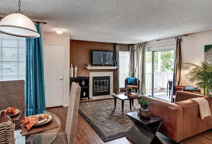 Elegante sala de estar con mobiliario moderno en un apartamento en Building Windcrest Lane - suiteamerica - 1515761 en San Diego, San Diego