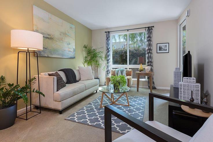 Salle de séjour élégante avec mobilier moderne dans un appartement à Building El Camino Real - suiteamerica - 1094636 - SFO à Santa Clara, Santa Clara