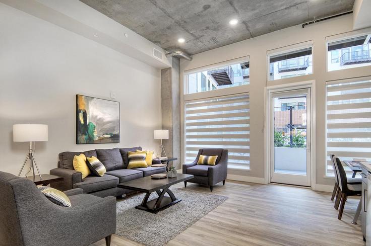 Salle de séjour élégante avec mobilier moderne dans un appartement à Building San Antonio Road - suiteamerica - 1280728 - SFO à Mountain View, Mountain View