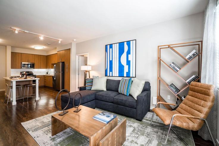 Building California 82 - suiteamerica - 1280562 - SFO adresindeki bir dairede modern mobilyalarla zarif bir şekilde tasarlanmış oturma odası Santa Clara, Santa Clara