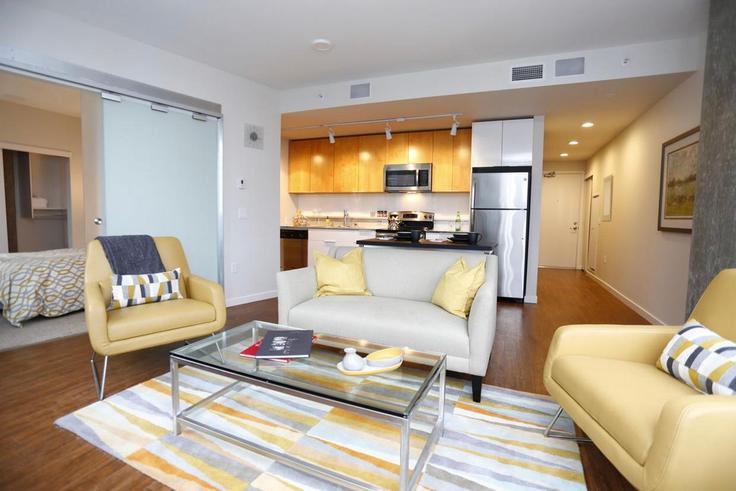 Salle de séjour élégante avec mobilier moderne dans un appartement à Building 106th Avenue Northeast - suiteamerica - 1280470 - SEA à Bellevue, Bellevue