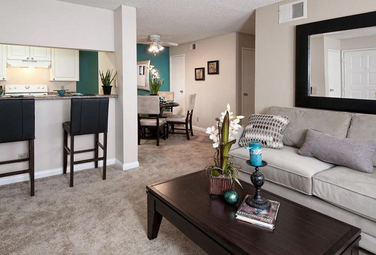 San Diego, San Diego에 위치한 Building Paseo Lucido - suiteamerica - 1633420 유닛의 세련된 인테리어가 돋보이는 거실