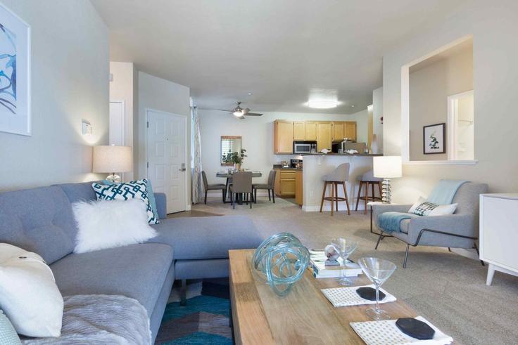 Elegant gestaltetes Wohnzimmer mit moderner Einrichtung in einer Wohnung im Building Daffodil Court - suiteamerica - 1633417 in Sunnyvale, Sunnyvale Elegant gestaltetes Wohnzimmer mit moderner Einrichtung in einer Wohnung im Building Daffodil Court - suiteamerica - 1633417 in Sunnyvale, Sunnyvale