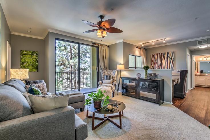 Elegante sala de estar con mobiliario moderno en un apartamento en Building Stoney Peak Drive - suiteamerica - 1633424 en San Diego, San Diego