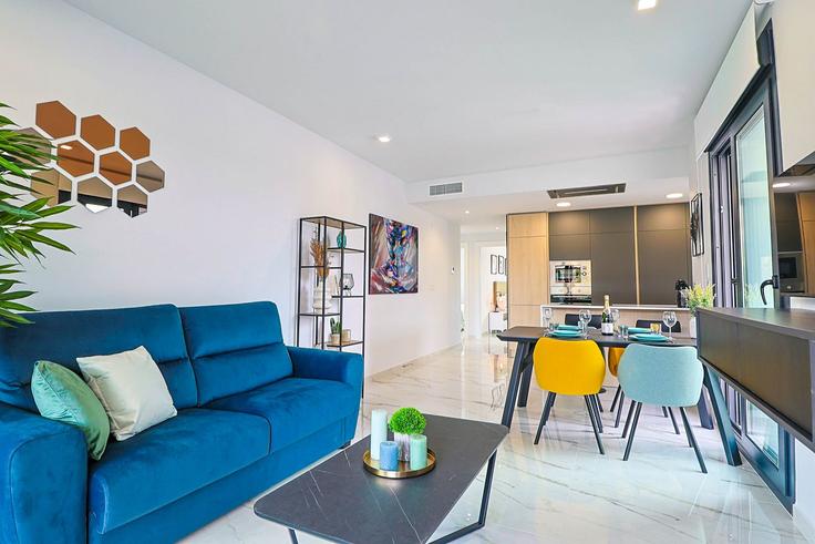 Orihuela OrihuelaのBuilding Calle Lagos de Covadonga - sunny-homes-rentals-sl - 1359790のアパートメントにある、モダンな家具を備えたエレガントなデザインのリビングルーム