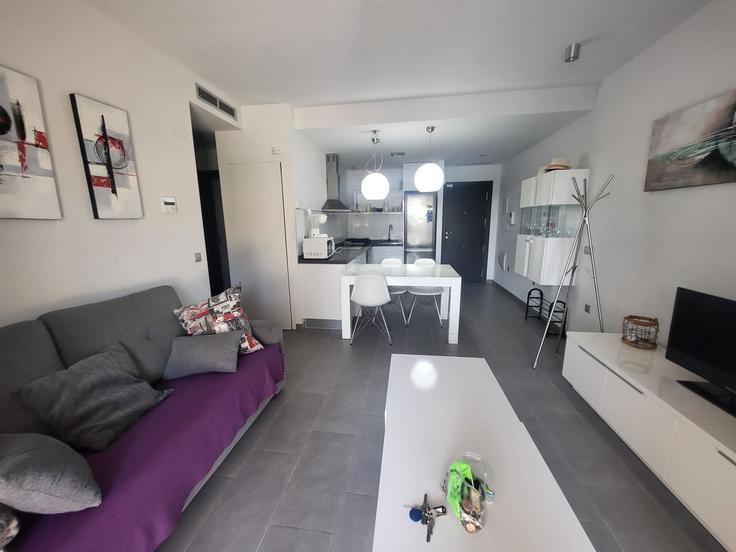 Building Calle del Delfín - sunny-homes-rentals-sl - 1345361 adresindeki bir dairede modern mobilyalarla zarif bir şekilde tasarlanmış oturma odası Torre La Mata, Torre La Mata Building Calle del Delfín - sunny-homes-rentals-sl - 1345361 adresindeki bir dairede modern mobilyalarla zarif bir şekilde tasarlanmış oturma odası Torre La Mata, Torre La Mata