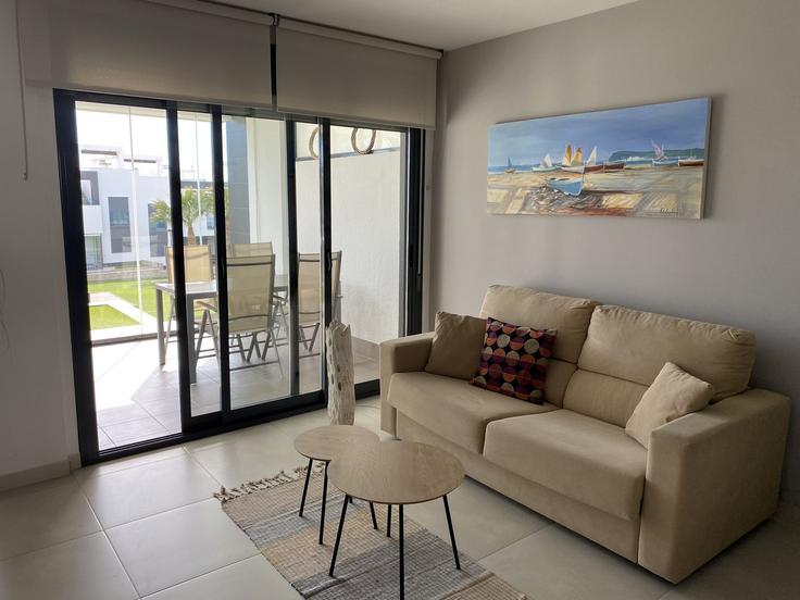 Salle de séjour élégante avec mobilier moderne dans un appartement à Building Calle Bullas - sunny-homes-rentals-sl - 1345345 à Torrevieja, Torrevieja