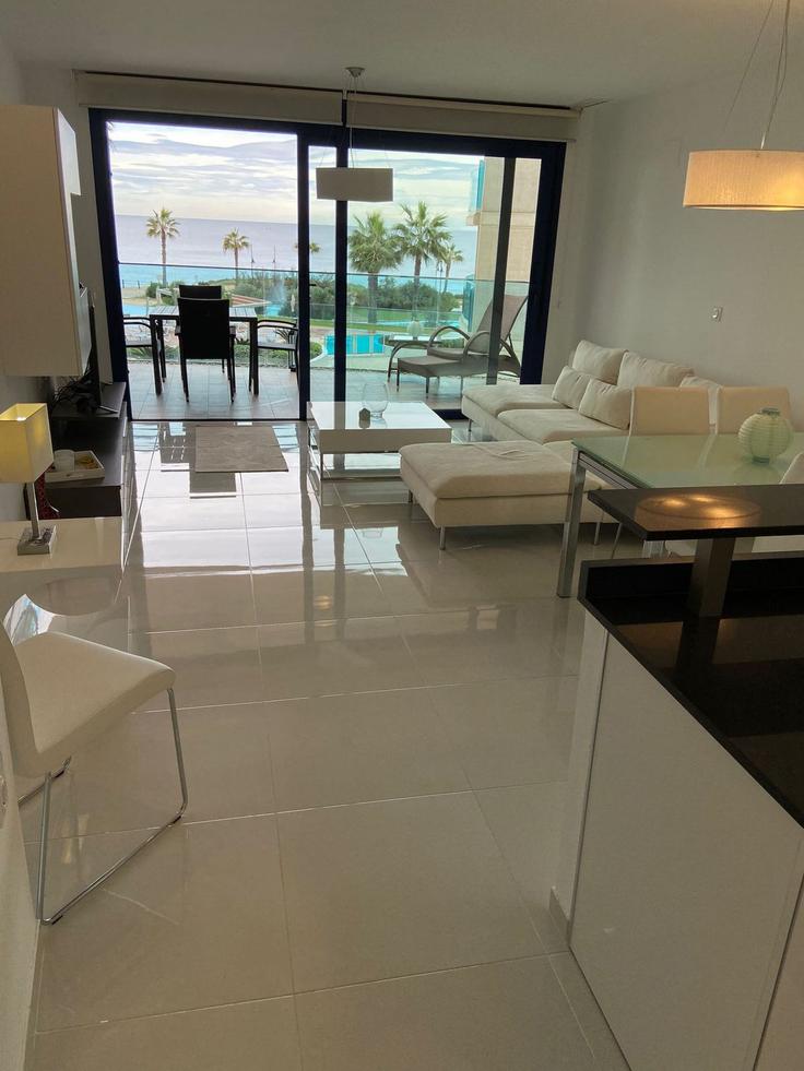 Elegante sala de estar con mobiliario moderno en un apartamento en Building Calle Poseidón - sunny-homes-rentals-sl - 1346324 en Torrevieja, Torrevieja