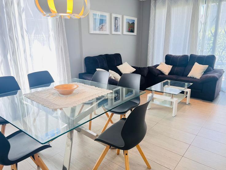 Elegante sala de estar con mobiliario moderno en un apartamento en Building Calle Penedès - sunny-homes-rentals-sl - 1345353 en Torrevieja, Torrevieja