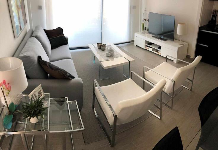 Elegante sala de estar con mobiliario moderno en un apartamento en Building Calle Albariño - sunny-homes-rentals-sl - 1346325 en Torrevieja, Torrevieja